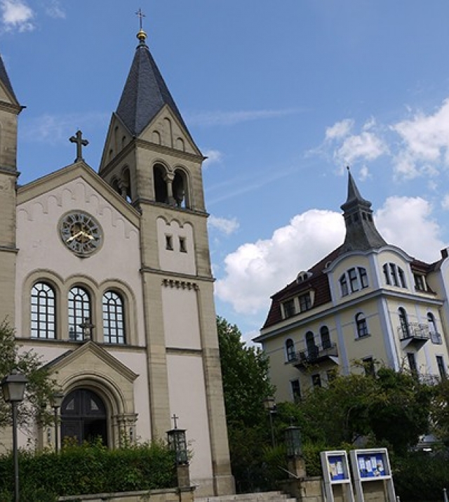 700x450-crop-90-eingang_zur_erloeserkirche.jpg