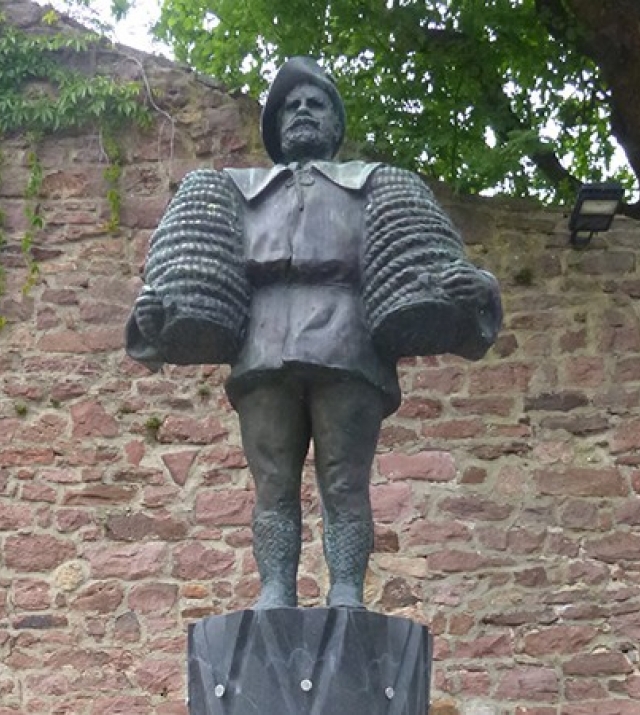 700x450-crop-90-stadtmauer_peter_heil_statue.jpg