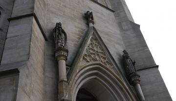 700x450-crop-90-statuen_auf_der_herz-jesu-kirche.jpg