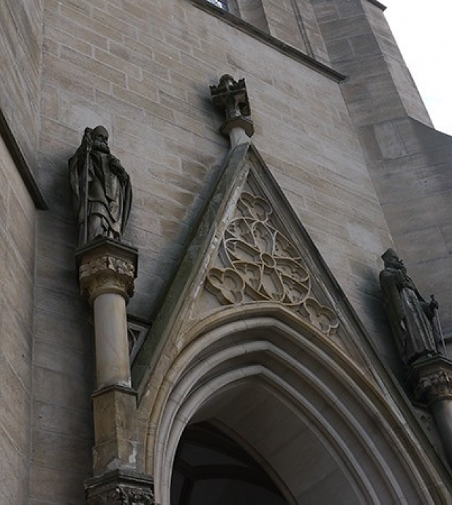 700x450-crop-90-statuen_auf_der_herz-jesu-kirche.jpg