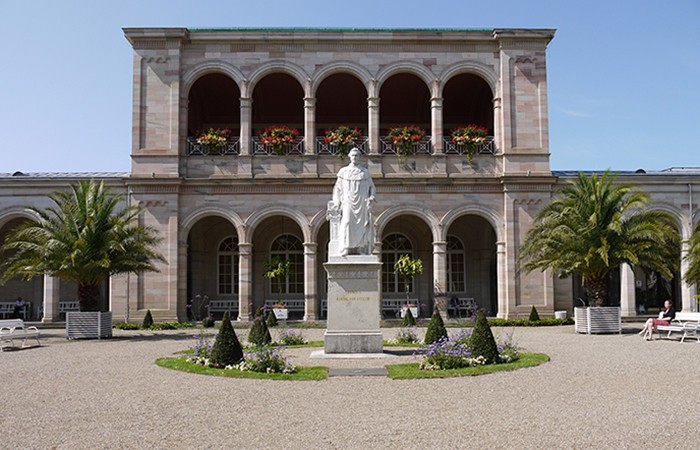 Arkadenbau neben dem Regentenbau