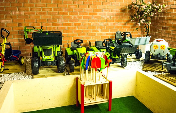 Kellergeschoß mit Kinderfahrzeugen