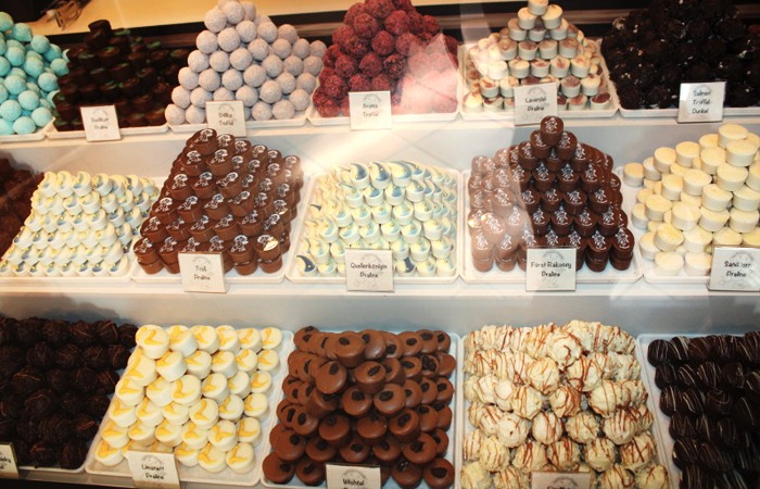 Pralinen und Trüffel aus eigener Herstellung